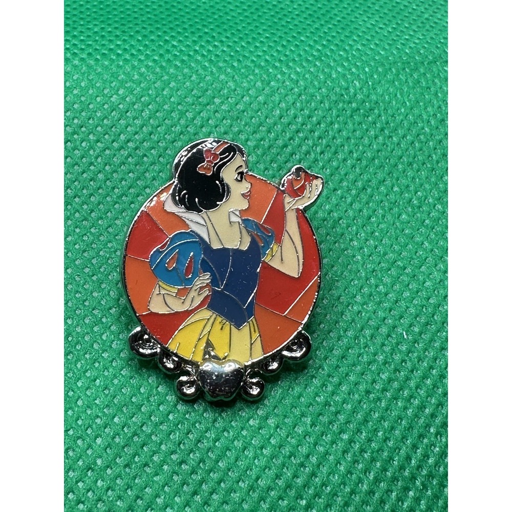 Loungefly Disney Princess Snow White Stain Glass Blind Enamel Pin New Open‎ Box